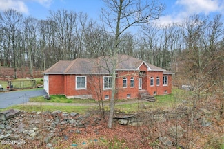 212 Rodeo Dr, Hawley, PA 18428