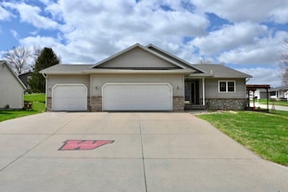 211 Tracy Ln, Williamsburg, IA 52361