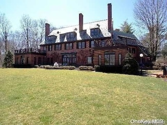 219 Feeks Ln, Locust Valley, NY 11560