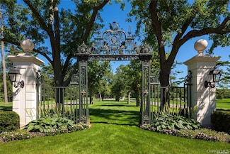 6 Stable Ln, Old Westbury, NY 11568