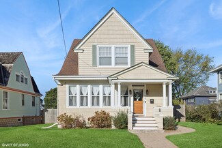 638 N Spring St, Elgin, IL 60120