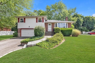80 Winthrop Rd, Plainview, NY 11803