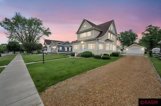 313 313 E 4th St, Blue Earth, MN 56013