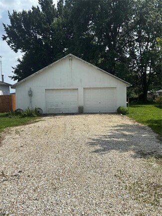 1004 W Taylor St, Bowling Green, MO 63334