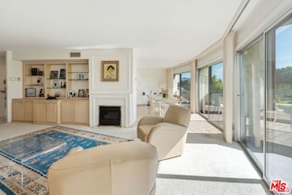 836 S Bundy Dr Unit 300, Los Angeles, CA 90049