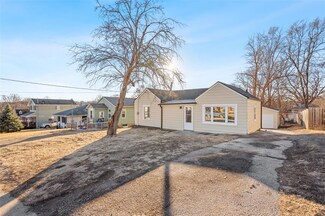2324 E 40th Ct, Des Moines, IA 50317