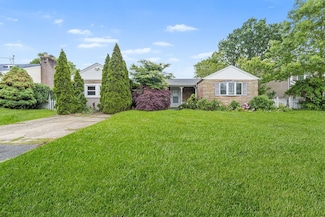 45 W 23rd St, Deer Park, NY 11729