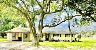 548 Meadowcroft Ln, Winnie, TX 77665