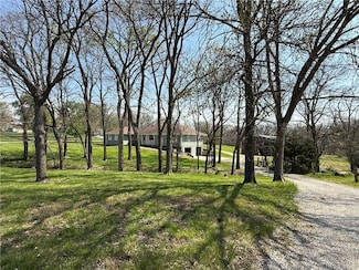 4248 Country Squire Rd, Oak Grove, MO 64075