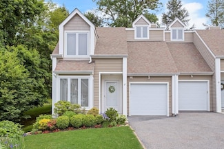 17 Spring Pond Dr, Ossining, NY 10562