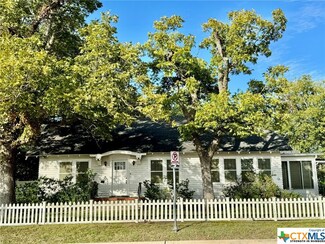 208 W Goodwin Ave, Victoria, TX 77901