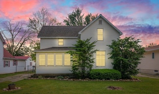 242 E Pine St, Paxton, IL 60957