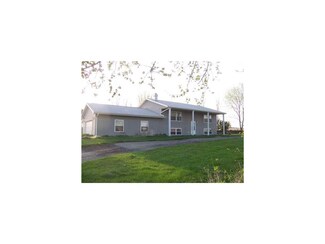 2647 70th St, Newhall, IA 52315