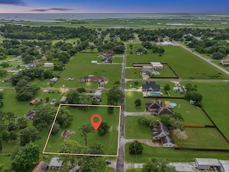 702 Tinkler St, Anahuac, TX 77514