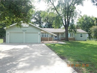 1227 S Kings Hwy, Independence, MO 64055