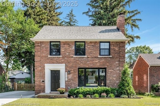 2182 Hawthorne Rd, Grosse Pointe Woods, MI 48236