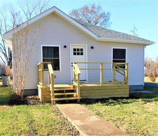 909 N Commercial St, Benton, IL 62812