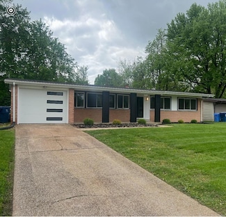 2530 N Waterford Dr, Florissant, MO 63033