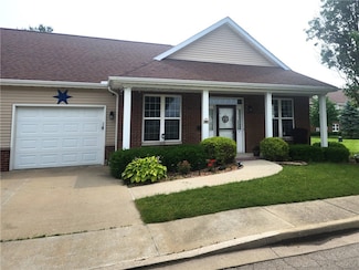 8 Courtyard Blvd, Sullivan, IL 61951