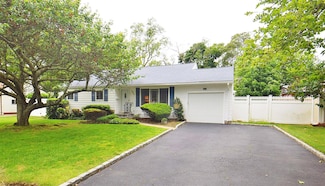 986 Gardiner Dr, Bay Shore, NY 11706