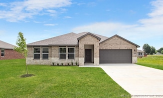 900 N Arapahoe Ave, Chouteau, OK 74337