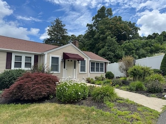 8 Grace Rd, Woburn, MA 01801