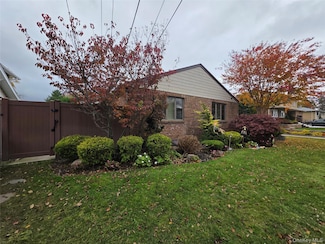 2984 Trinity St, Oceanside, NY 11572