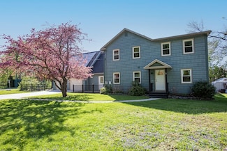 593 Lakeway Dr, Pittsfield, MA 01201
