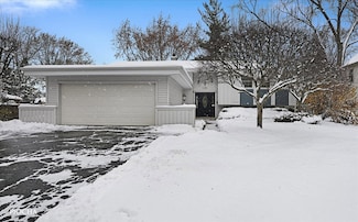 425 W Gartner Rd, Naperville, IL 60540