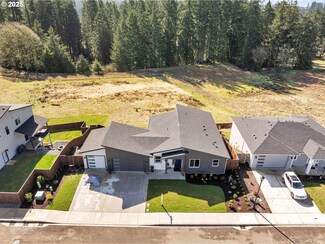 722 W 9th St, La Center, WA 98629