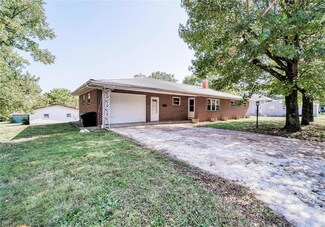 205 Lois St, Saint James, MO 65559