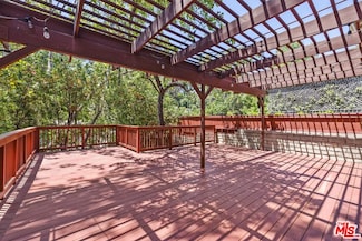 2801 Woodwardia Dr, Los Angeles, CA 90077