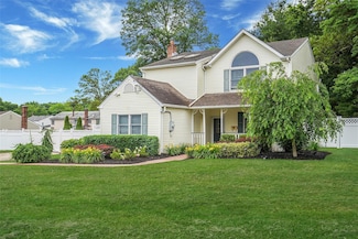 6 Center St, Ronkonkoma, NY 11779