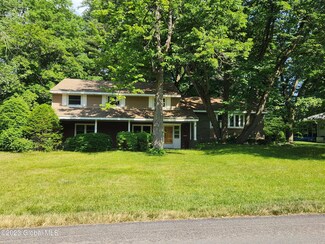 1346 Rowe Rd, Schenectady, NY 12309