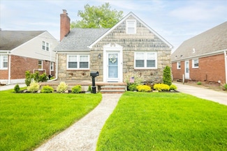 139 Euston Rd S, West Hempstead, NY 11552