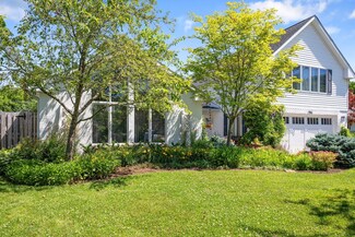 3206 Sprucewood Rd, Wilmette, IL 60091