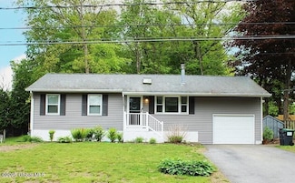 79 Trottingham Ct, Saratoga Springs, NY 12866