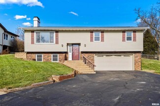 2241 Autumn Dr, Pekin, IL 61554