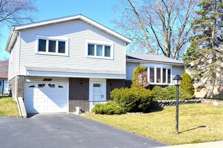 8724 Willow Rd, Hickory Hills, IL 60457
