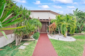 2707 S Parkview Dr, Hallandale Beach, FL 33009