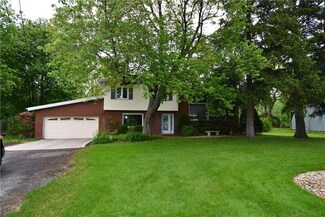 303 Country Club Dr, Ellwood City, PA 16117