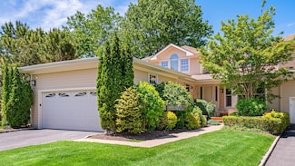 113 Firestone Cir, Roslyn, NY 11576