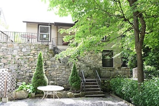 347 Lake Dr, Lake Peekskill, NY 10537