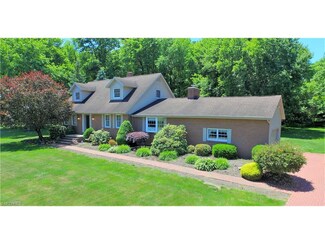670 Maplewood Dr SE, Brookfield, OH 44403