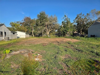 223 Laurel St, Lake Jackson, TX 77566
