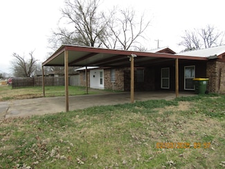 214 N Calhoun St, Groesbeck, TX 76642