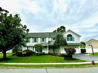 5 Erin Ln, Old Bridge, NJ 08857