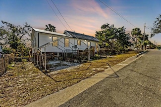 782 7th St, Cedar Key, FL 32625