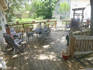 1121 Plum St, Floresville, TX 78114