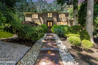 11 Vista Dr, Morganville, NJ 07751